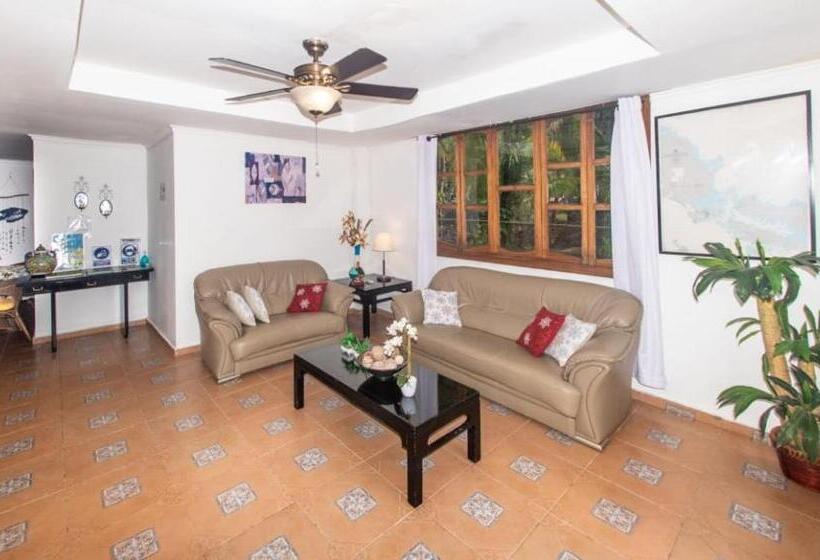 غرفة قياسية ثلاثية مطلة علي الحديقة, Tierra Verde Bed And Breakfast