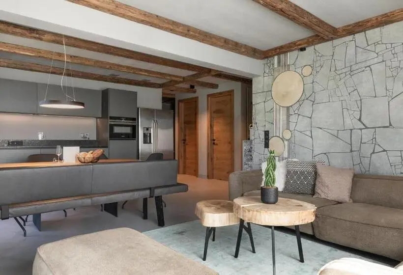 ３ベッドルームアパートメント, Going Triple A Apartments West
