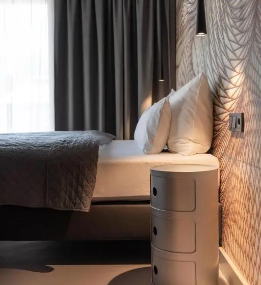 ３ベッドルームアパートメント, Going Triple A Apartments West