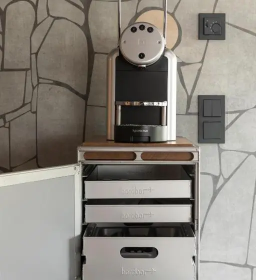３ベッドルームアパートメント, Going Triple A Apartments West