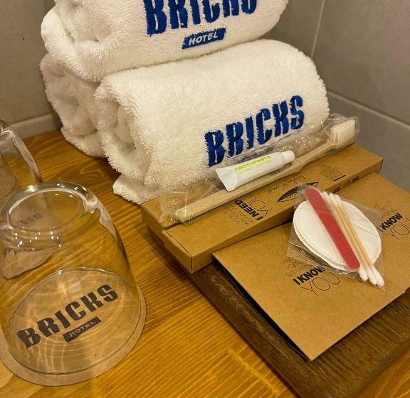 Deluxe Zimmer, Bricks