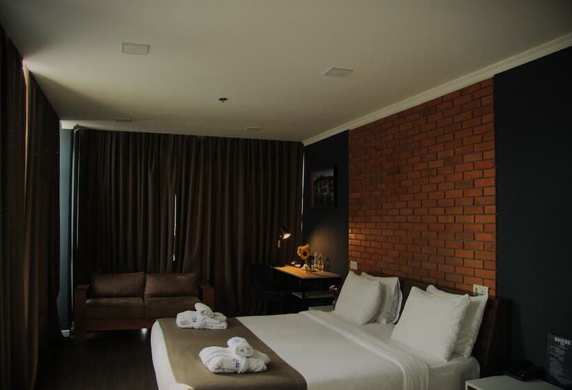 Deluxe Zimmer, Bricks