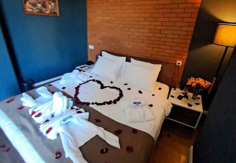 Deluxe Zimmer, Bricks