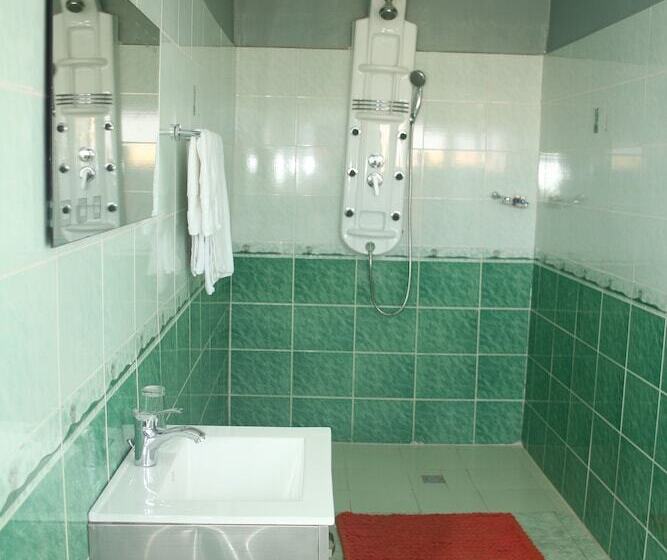 سوییت جونیور, Welcome Lodge