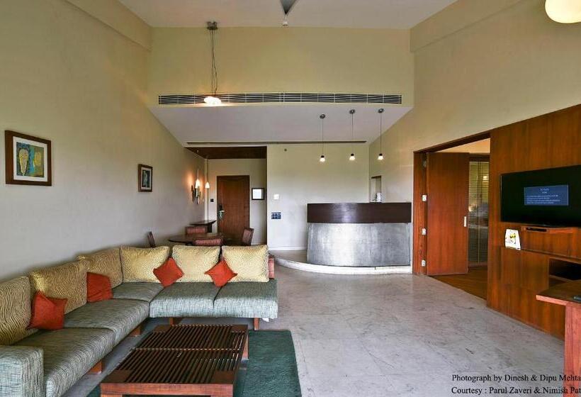 جناح, Gulmohar Greens   Golf & Country Club