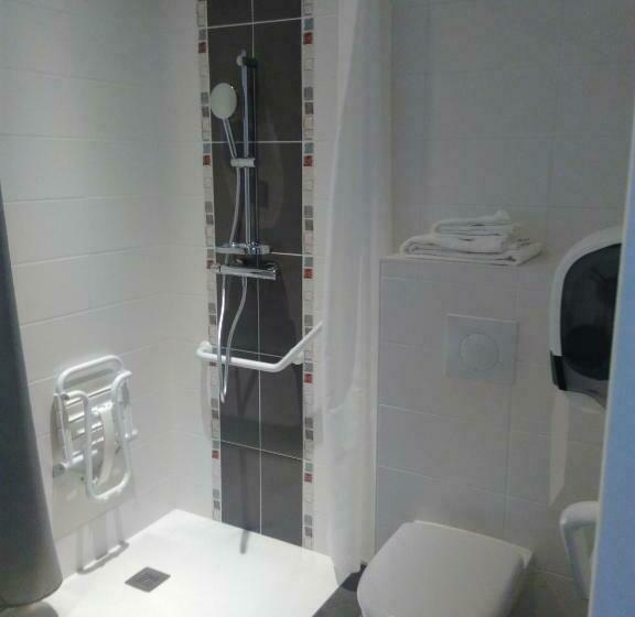 غرفة قياسية ثلاثية, Hôtel Restaurant Les Colonnades