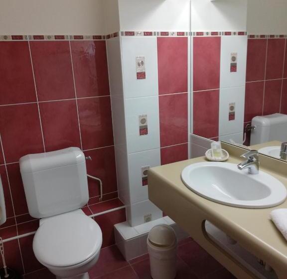 غرفة قياسية رباعية, Hôtel Restaurant Les Colonnades