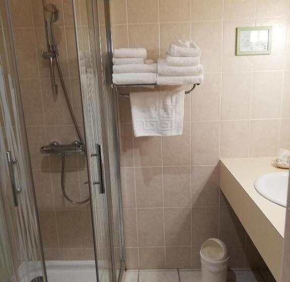 غرفة قياسية رباعية, Hôtel Restaurant Les Colonnades