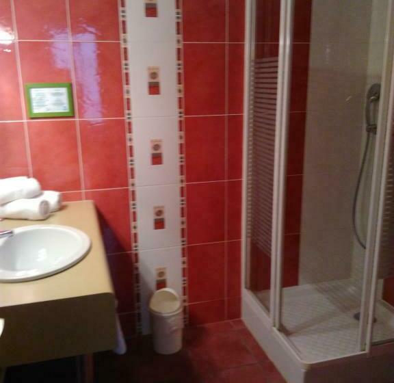 غرفة قياسية ثلاثية, Hôtel Restaurant Les Colonnades