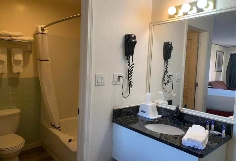 ダブルベッドスタンダードルーム, Americas Best Value Inn Wall