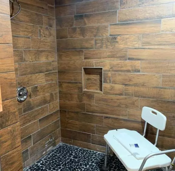 身障者適用キングサイズベッドルーム, Americas Best Value Inn Wall