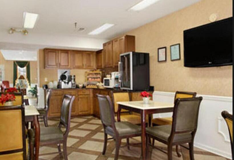 带大床的豪华间, Baymont By Wyndham Tuscaloosa