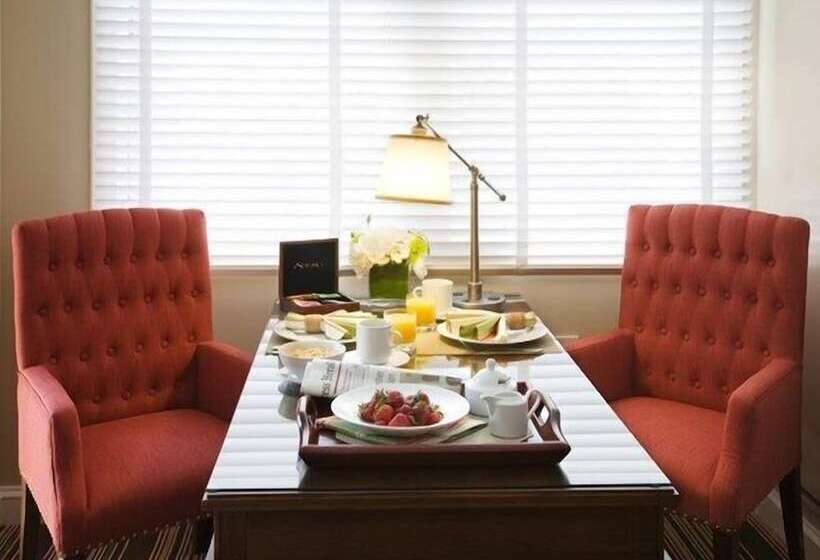 带大床的套房, Inn By The Sea