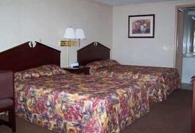 带2个双人床的标准工作室, Knights Inn Rossford