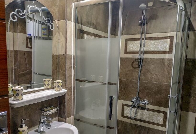 اتاق خانوادگی, Pyramids Top Inn