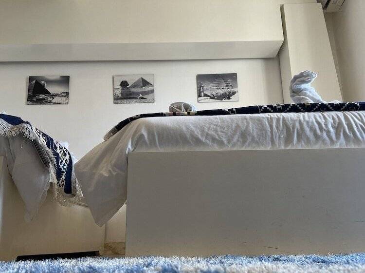 اتاق خانوادگی, Pyramids Top Inn