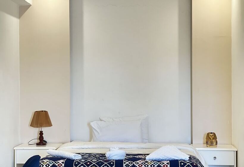 اتاق خانوادگی, Pyramids Top Inn