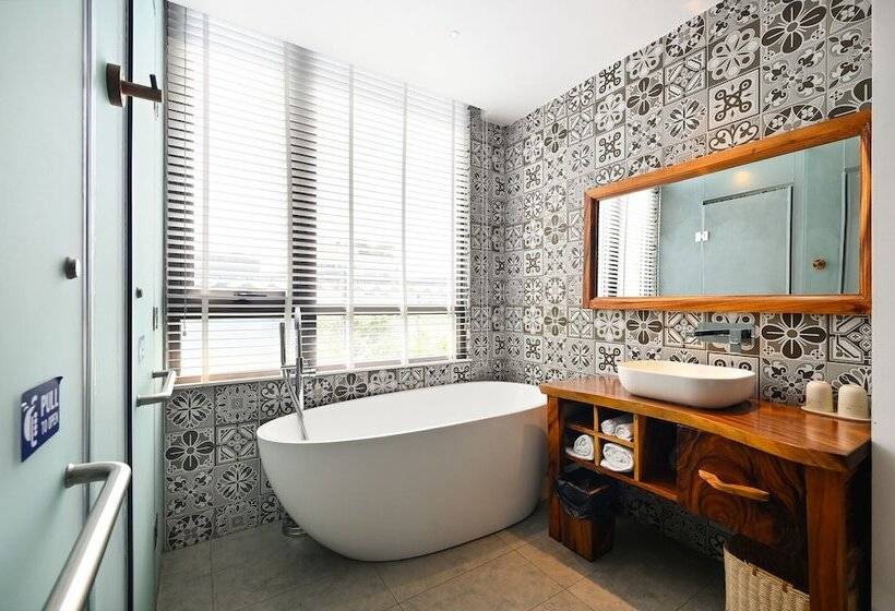 اتاق اجرایی, Sky Gem Central