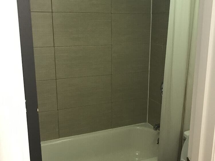 غرفه قياسيه سريرين مزدوجين, Econo Lodge