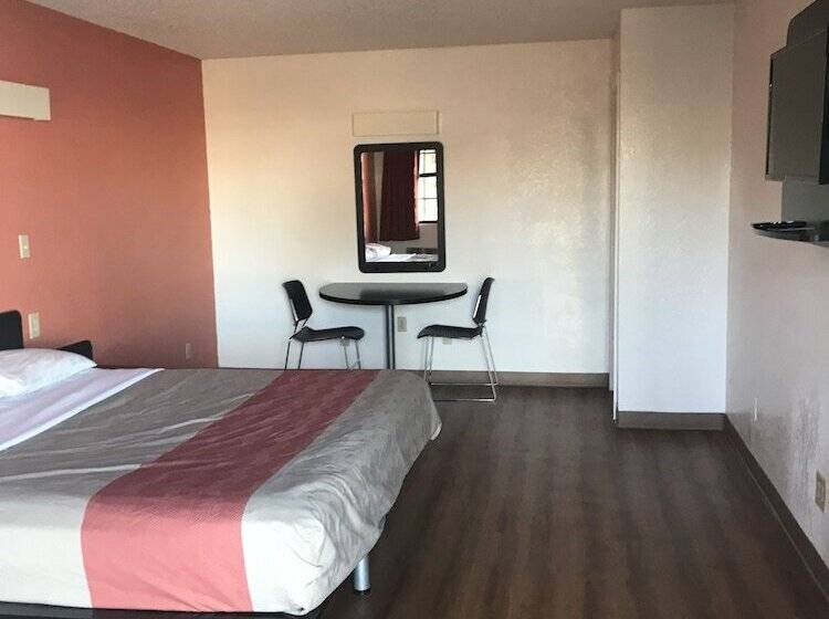 غرفه قياسيه سريرين مزدوجين, Econo Lodge