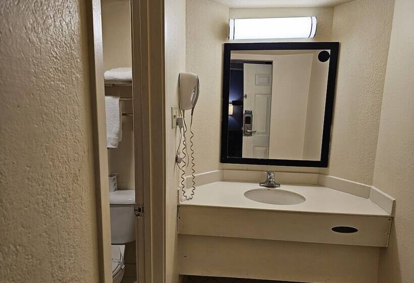 غرفه قياسيه سريرين مزدوجين, Knights Inn   Lithonia