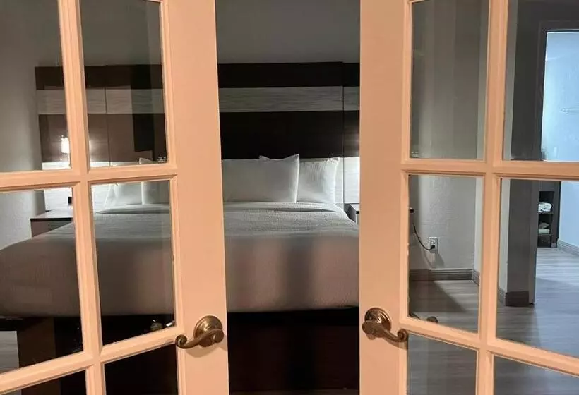 キングサイズベッドのスイートルーム, La Quinta Inn Lexington Horse Park