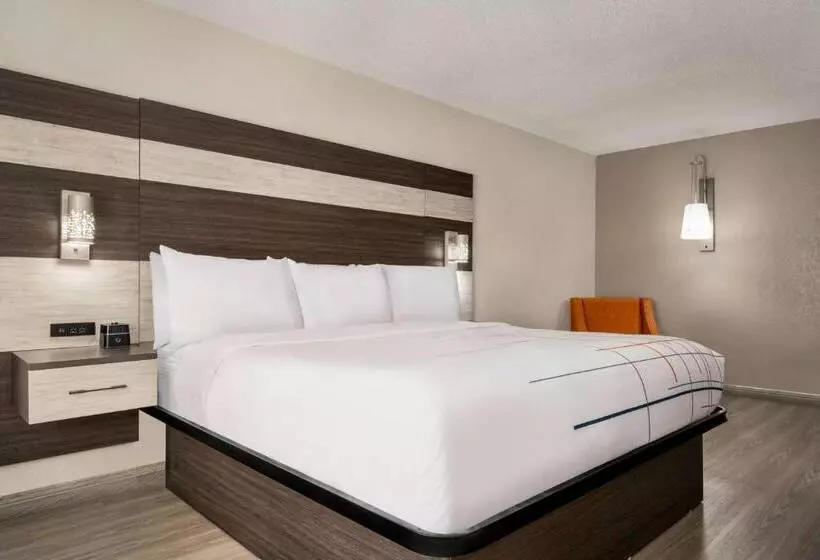 キングサイズベッドのデラックスルーム, La Quinta Inn Lexington Horse Park