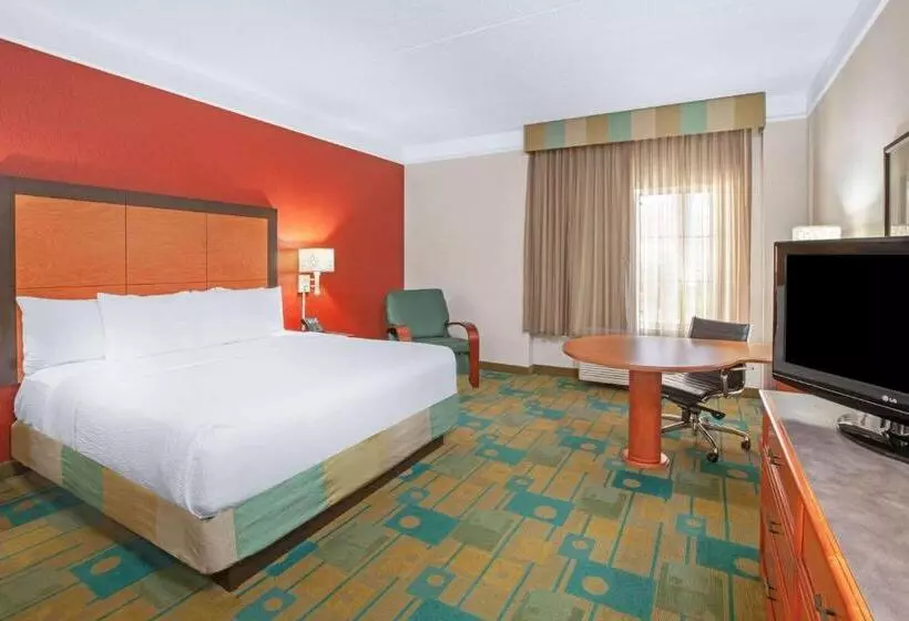 キングサイズベッドのデラックスルーム, La Quinta By Wyndham Houston Galleria Area