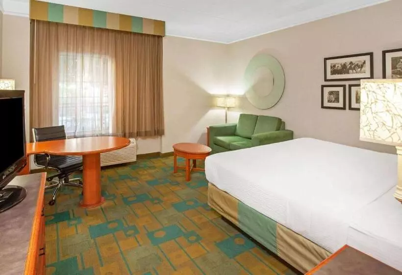 キングサイズベッドのエクゼクティブルーム, La Quinta By Wyndham Houston Galleria Area