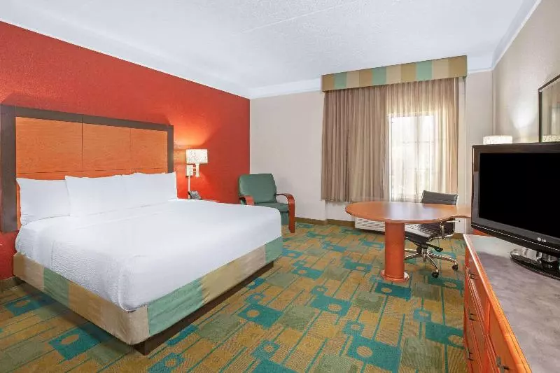 キングサイズベッドのデラックスルーム, La Quinta By Wyndham Houston Galleria Area