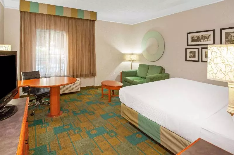 キングサイズベッドのエクゼクティブルーム, La Quinta By Wyndham Houston Galleria Area