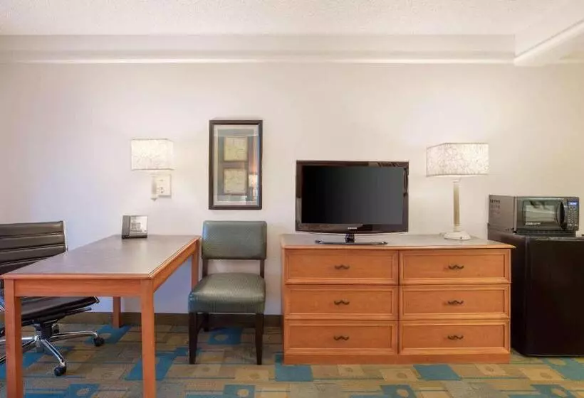 キングサイズベッドのデラックスルーム, La Quinta Inn & Suites By Wyndham Ocala