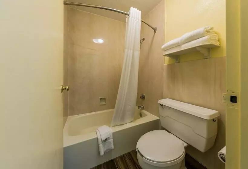 ２ダブルベッドのスタンダードルーム, Quality Inn Clemson Near University