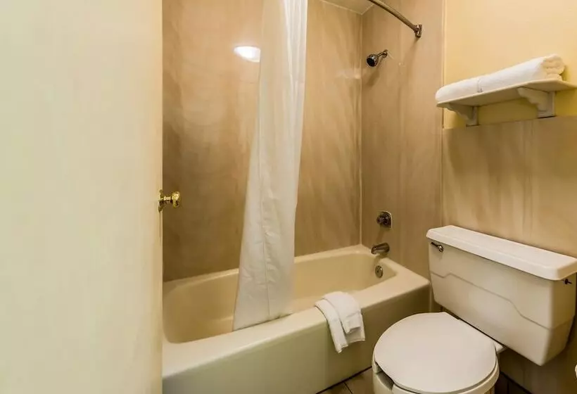 ２ダブルベッドのスタンダードルーム, Quality Inn Clemson Near University