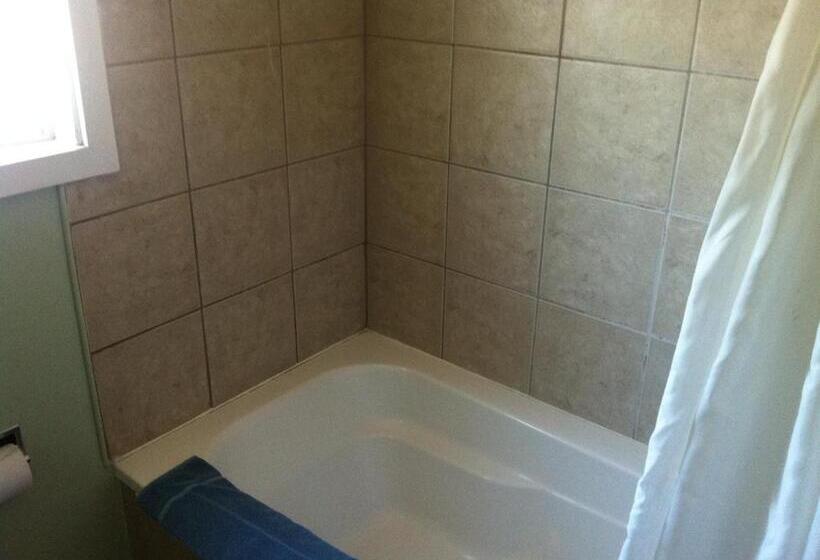 جناح, La Hacienda Motel