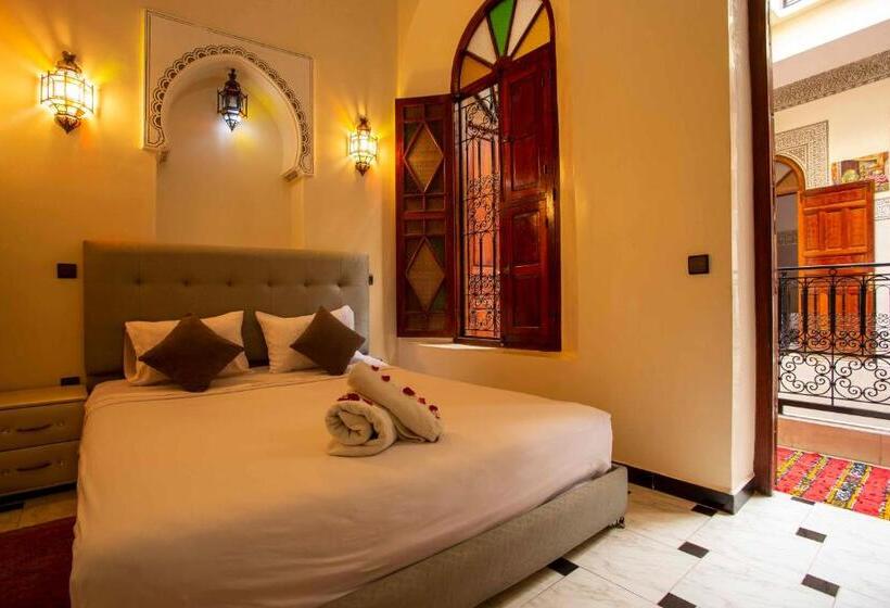 اتاق ساده سه‌ نفره, Riad Aymane