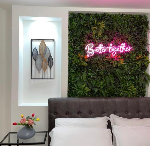 스위트, Arizona Motel