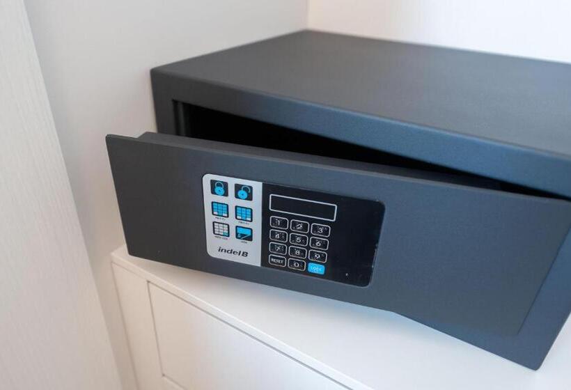 带大床的标准间, Carducci