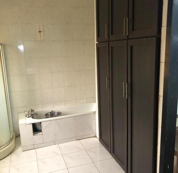 سوییت اجرایی, De’ Bakers Suites