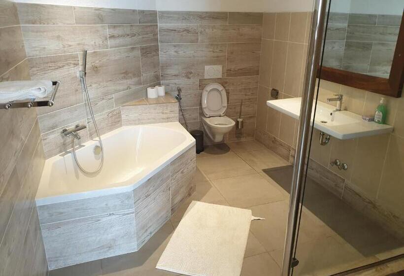 سوئیت با تخت بزرگ, Kasumai Beach Resort