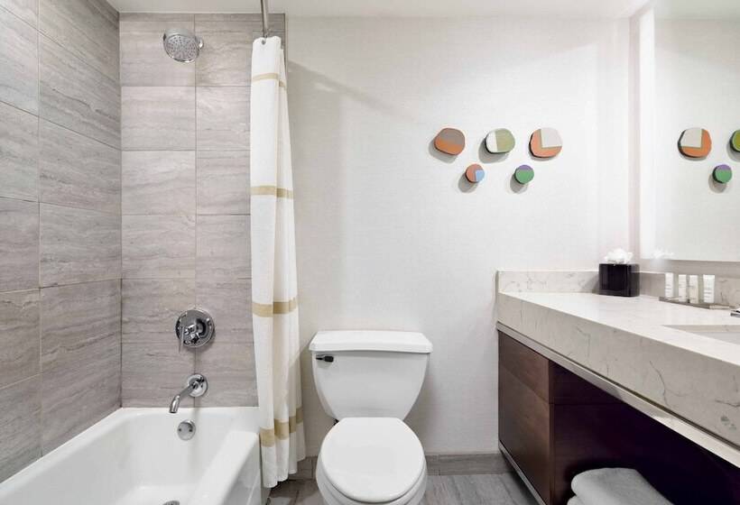 带2个双人床的标准工作室, New York Laguardia Airport Marriott