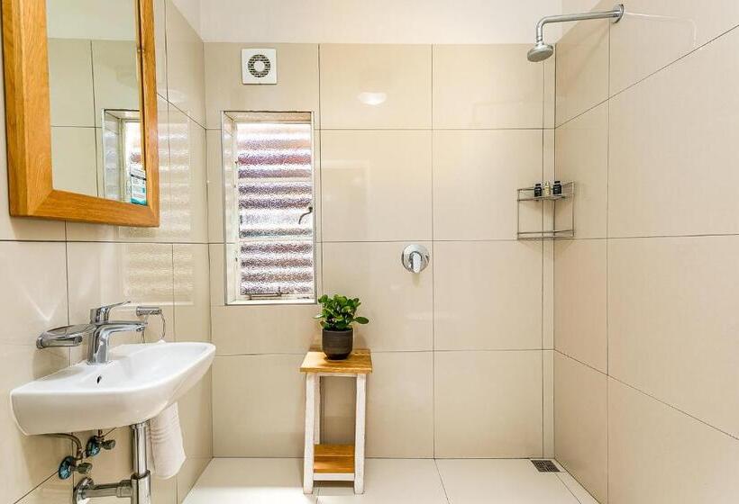 חדר משפחתי, Stone Cottages