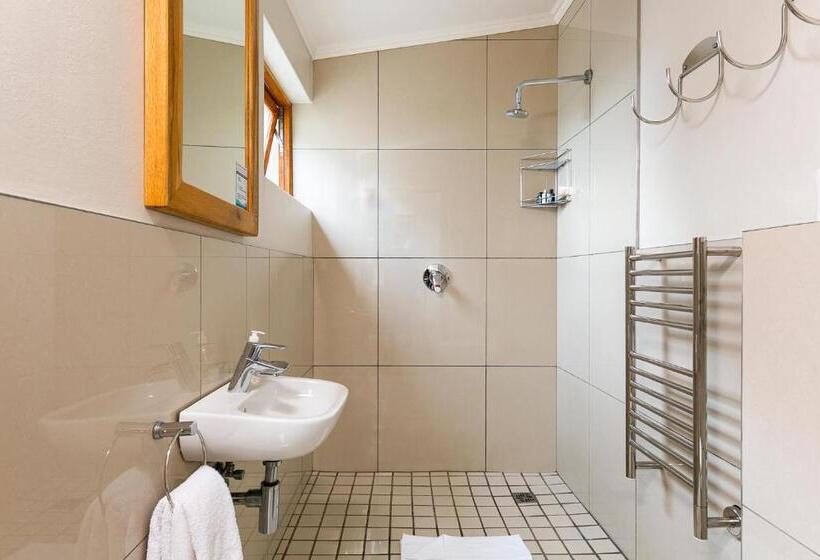 דירת שלושה חדרים, Stone Cottages