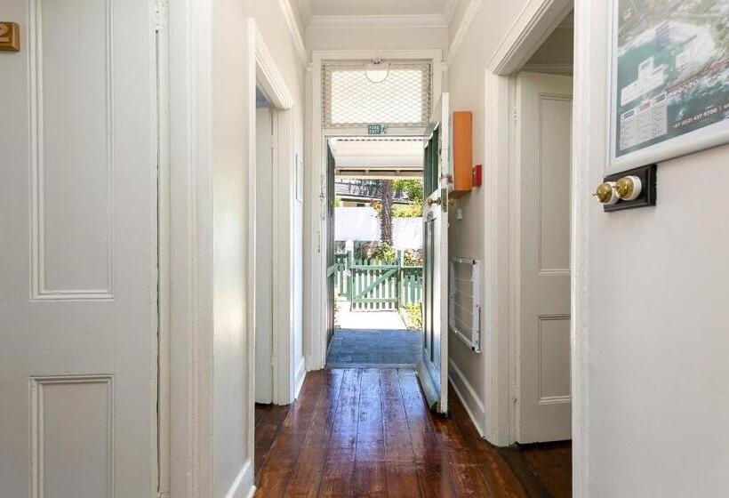 דירת שלושה חדרים, Stone Cottages