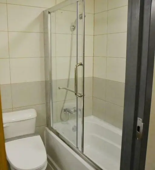 اتاق لوکس با بالکن, West Plaza Hotel At Lebuu Street