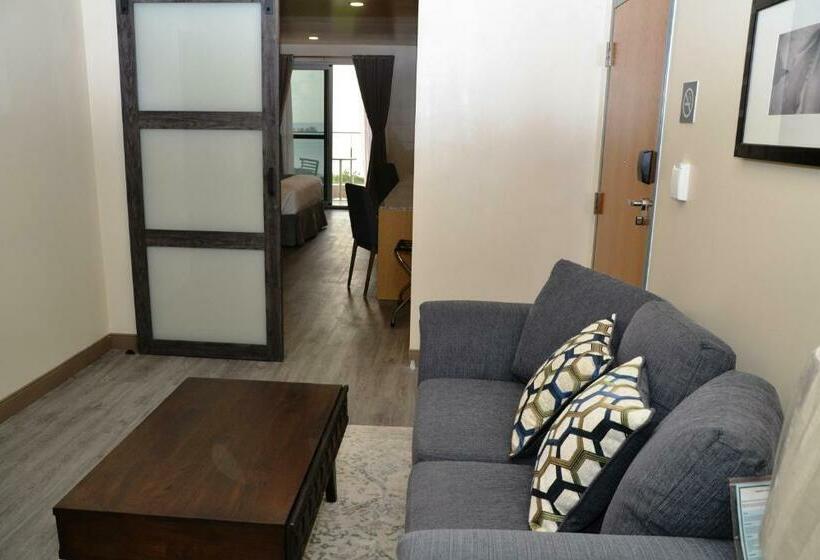 سوییت با چشمانداز دریا, West Plaza Hotel At Lebuu Street