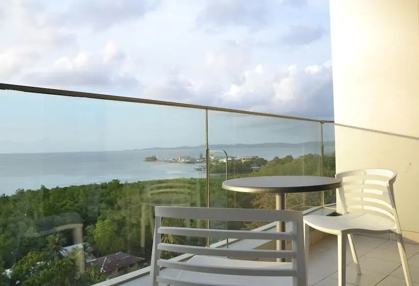 اتاق لوکس با چشم‌انداز دریا, West Plaza Hotel At Lebuu Street