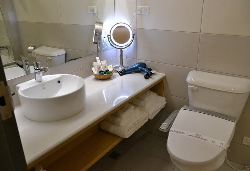 اتاق لوکس با چشمانداز دریا, West Plaza Hotel At Lebuu Street