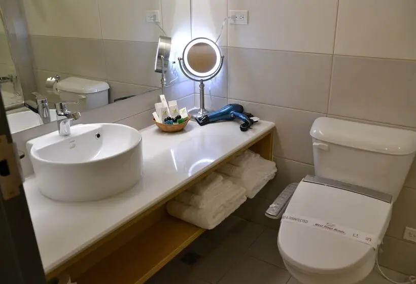 اتاق لوکس با چشم‌انداز دریا, West Plaza Hotel At Lebuu Street