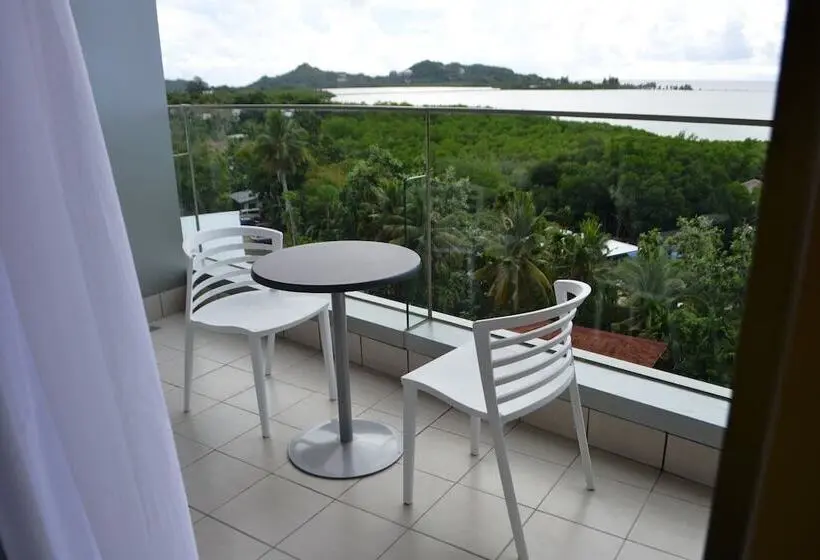 اتاق لوکس با چشم‌انداز دریا, West Plaza Hotel At Lebuu Street